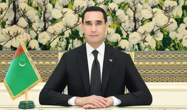 Президент Туркменистана принял министра экономики, торговли и промышленности Японии